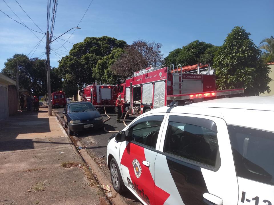 Foto 3 de 7 — Bombeiros controlam fogo em outra residência em Araraquara
